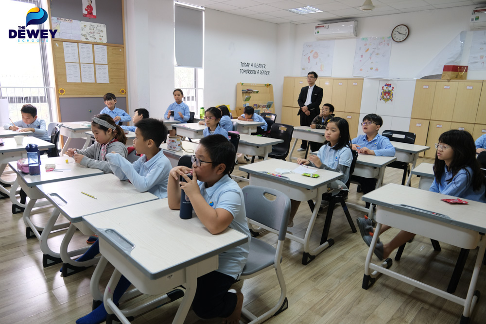 The whole class listened attentively to the presentation