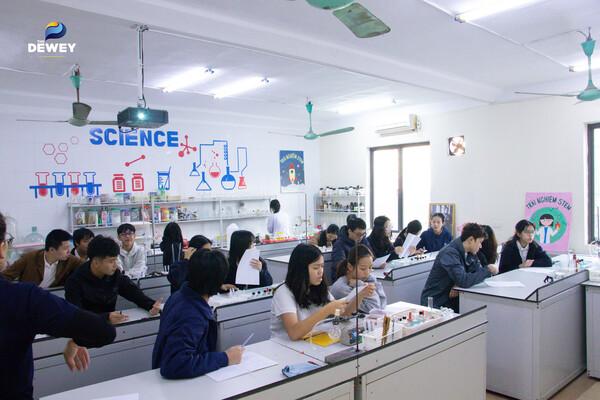 trải-nghiệm-học-tập-tại-CLB-Marie-Curie-Khoa-Hóa-học-02