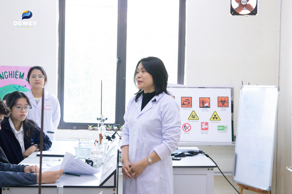 trải-nghiệm-học-tập-tại-CLB-Marie-Curie-Khoa-Hóa-học-03