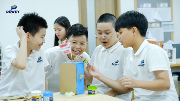 day-hoc-phan-hoa-tai-the-dewey-schools-01