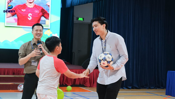 Giao-lưu-cầu-thủ-Đoàn-Văn-Hậu-09