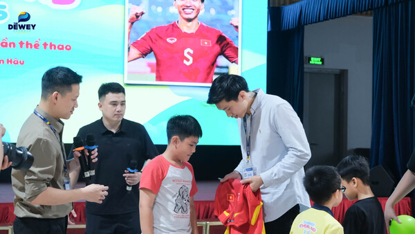 Giao-lưu-cầu-thủ-Đoàn-Văn-Hậu-10