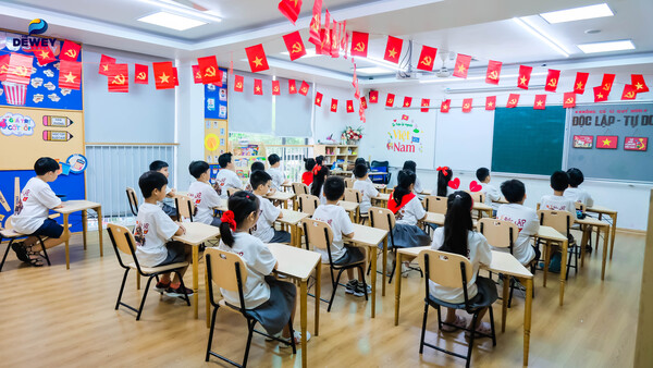 tet-doc-lap-dewey-cau-giay-01