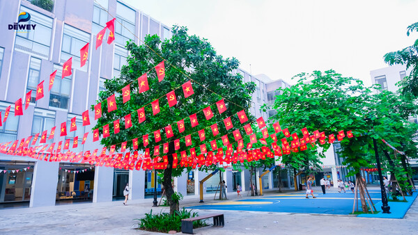 tet-doc-lap-dewey-cau-giay-2