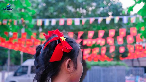 tet-doc-lap-dewey-cau-giay-11