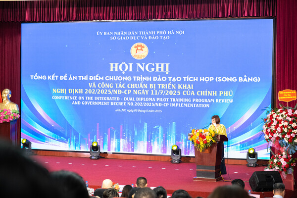 Nhận-bằng-khen-song bằng-02