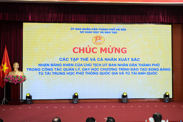 Nhận-bằng-khen-song bằng-04