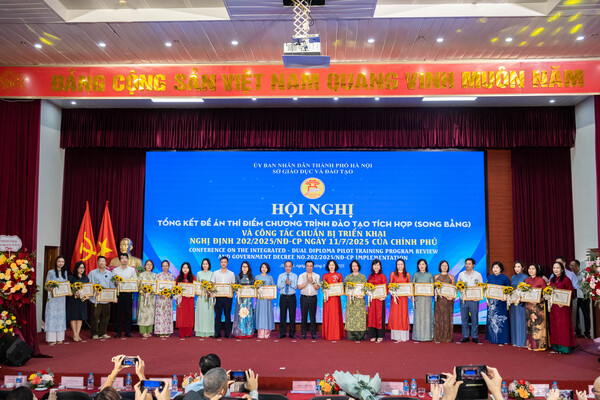 Nhận-bằng-khen-song bằng-05