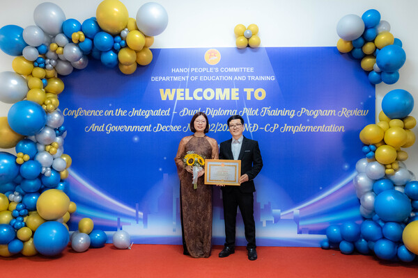 Nhận-bằng-khen-song bằng-06