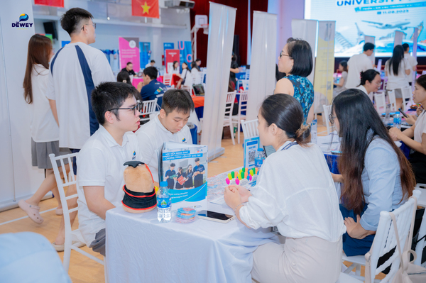 Triển-lãm-các-trường-đại-học-02