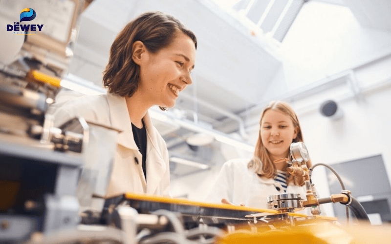 Sinh viên Đại học Aalto trong phòng thí nghiệm, minh họa cho chất lượng nghiên cứu và đổi mới sáng tạo của trường