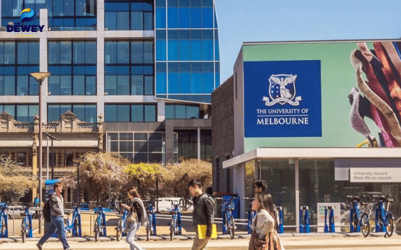 Sinh viên quốc tế tham gia hoạt động sinh hoạt và học tập tại Melbourne, minh họa chi phí sinh hoạt cần chuẩn bị khi du học Úc
