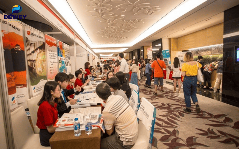 Du học sinh tìm hiểu thông tin học bổng JASSO từ Tổ chức hỗ trợ sinh viên Nhật Bản