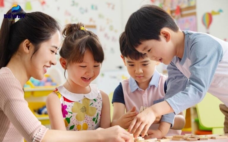 10 Cách giáo dục phát triển tình cảm kỹ năng xã hội cho trẻ