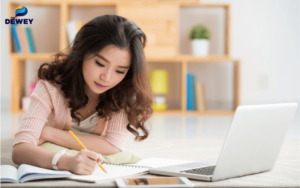 Ứng viên tập trung viết thư động lực để hoàn thiện hồ sơ học bổng