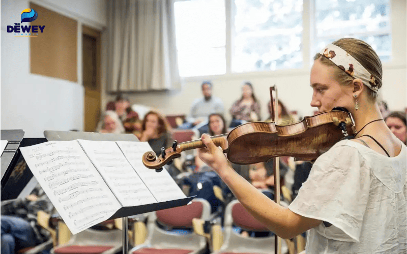 Sinh viên biểu diễn trong kỳ thi tuyển học bổng toàn phần tại học viện âm nhạc quốc tế