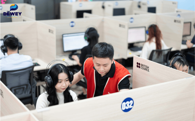 Thí sinh dự thi IELTS để đáp ứng điều kiện tiếng Anh trong hồ sơ xin học bổng du học Anh