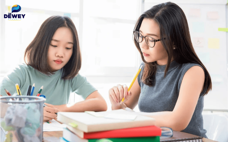 Phụ huynh và học sinh tìm hiểu thông tin về các trường cấp 2 quốc tế trước khi nộp hồ sơ