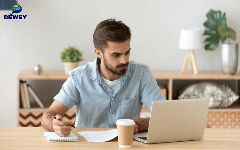 Sinh viên quốc tế viết SOP để thể hiện mục tiêu học tập và niềm đam mê với ngành Công nghệ Thông tin