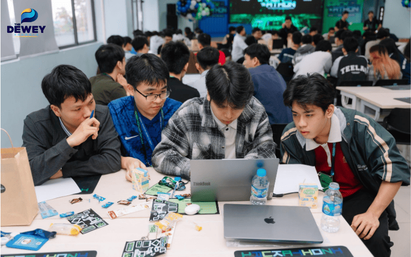 Sinh viên ngành Công nghệ Thông tin tham gia hackathon và dự án nghiên cứu để tăng lợi thế khi xin học bổng