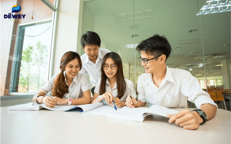Sinh viên quốc tế tại National Institute of Education - Singapore trong buổi thảo luận nhóm