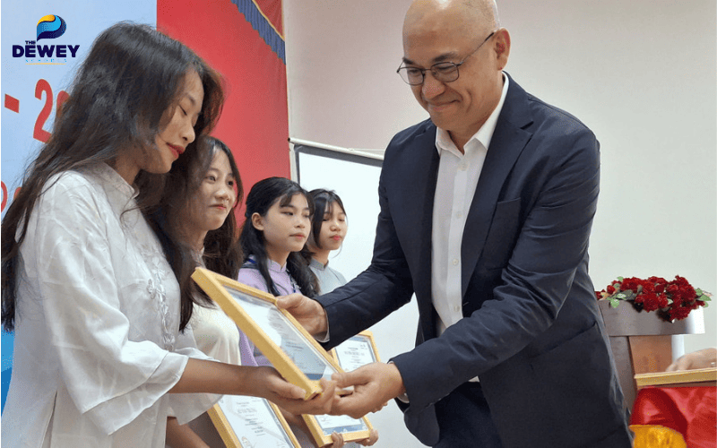 Sinh viên nhận học bổng du học ngành sư phạm, minh họa cho môi trường học tập đa văn hóa