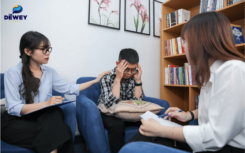 Sinh viên ngành Tâm lý học tham gia buổi thảo luận nhóm tại một trường đại học quốc tế