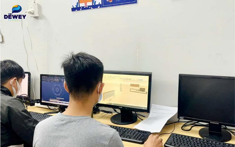 Sinh viên sáng tạo mô hình 3D trong lớp học thiết kế nội thất