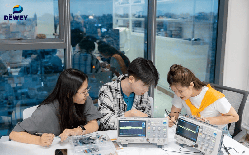 Các hoạt động thực hành sự kiện giúp sinh viên áp dụng lý thuyết vào thực tiễn và mở rộng mạng lưới nghề nghiệp