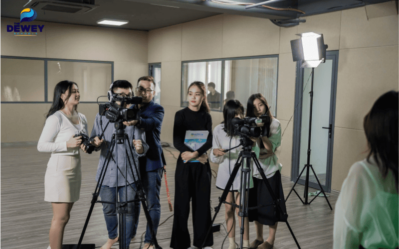 Sinh viên quốc tế trải nghiệm lớp học truyền thông với hệ thống studio hiện đại tại một trường đại học nước ngoài