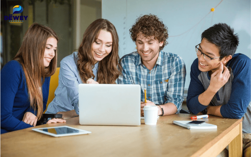 Sinh viên tham khảo học bổng ngành Truyền thông trực tiếp trên website chính thức của trường đại học