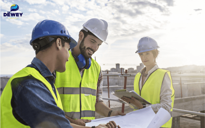 Sinh viên ngành Xây dựng trong giờ thực hành tại xưởng mô hình công trình hiện đại