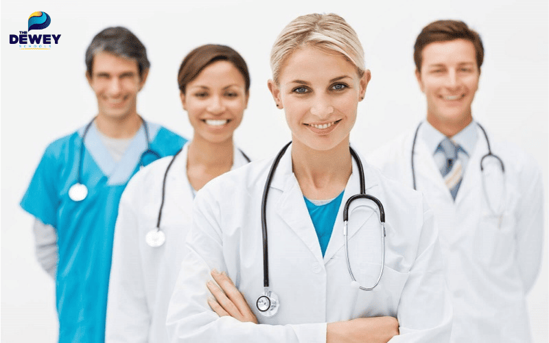 Sinh viên tốt nghiệp ngành Y có cơ hội làm việc đa dạng, từ bác sĩ lâm sàng đến nghiên cứu và khởi nghiệp y tế