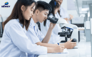 Sinh viên quốc tế trong phòng thí nghiệm y khoa hiện đại - cơ hội học tập và nghiên cứu tiên tiến khi du học ngành Y