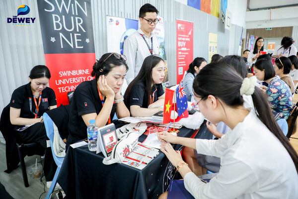 University-Fair-2025-tay-ho-tay-11