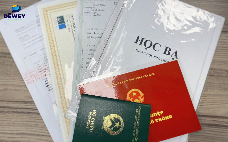 Bộ hồ sơ du học đầy đủ gồm học bạ, chứng chỉ ngoại ngữ và hồ sơ tài chính