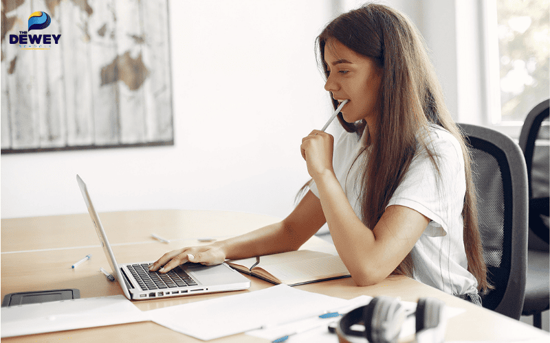 Sinh viên quốc tế tìm hiểu thông tin trường đại học tại Đức để chọn ngành học phù hợp trước khi nộp hồ sơ