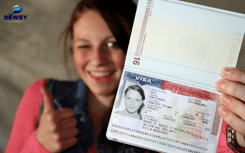 Sinh viên cầm hộ chiếu và visa du học đã được cấp