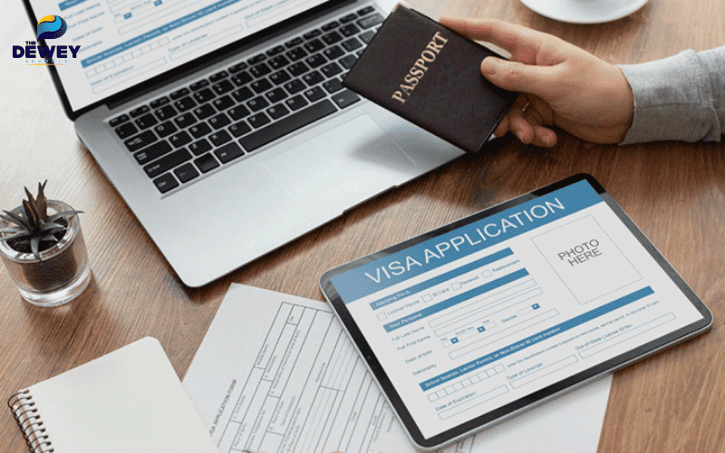 Sinh viên chuẩn bị hồ sơ visa với hộ chiếu, thư mời nhập học và tờ khai visa