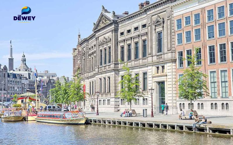 Học phí và chi phí sinh hoạt đại học Amsterdam