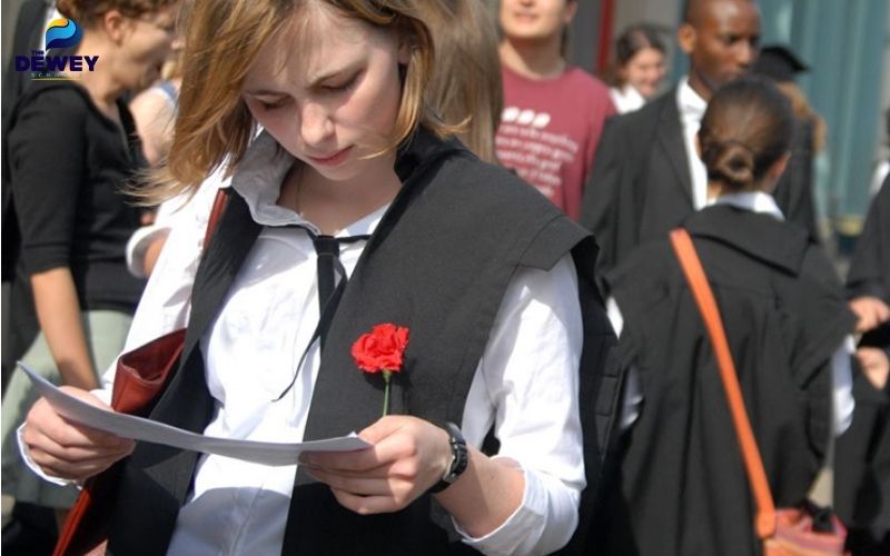 Sinh viên chuẩn bị hồ sơ ứng tuyển học bổng tại thư viện Oxford