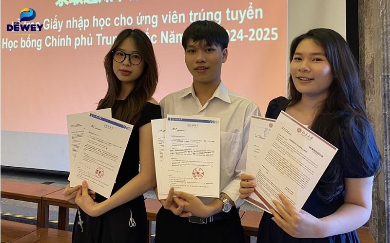 Lễ trao học bổng cho sinh viên quốc tế tại Đại học Thanh Hoa