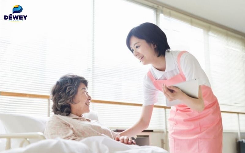 Cựu sinh viên Anabuki làm việc trong bệnh viện Nhật Bản hiện đại