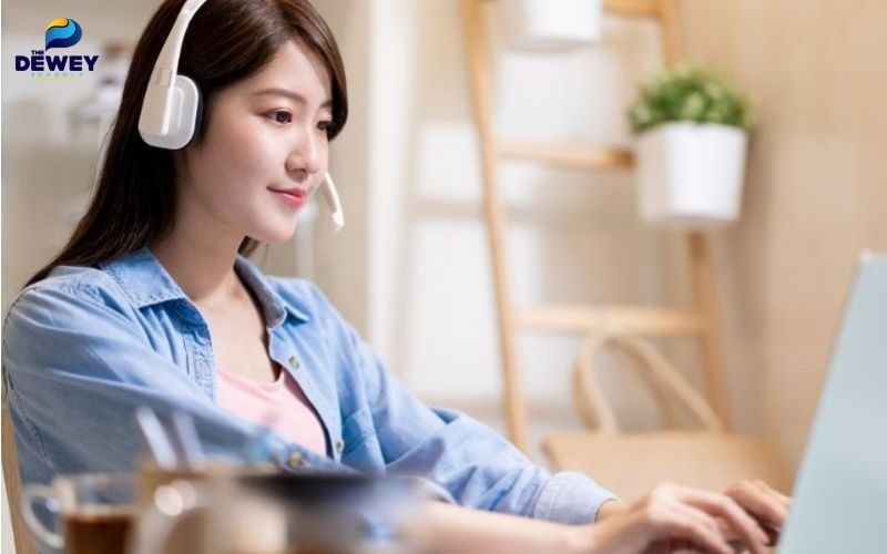 Sinh viên nghiên cứu thông tin học bổng trên máy tính cá nhân