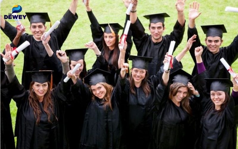 Sinh viên quốc tế trong buổi tốt nghiệp sau từ chương trình học bổng Eiffel