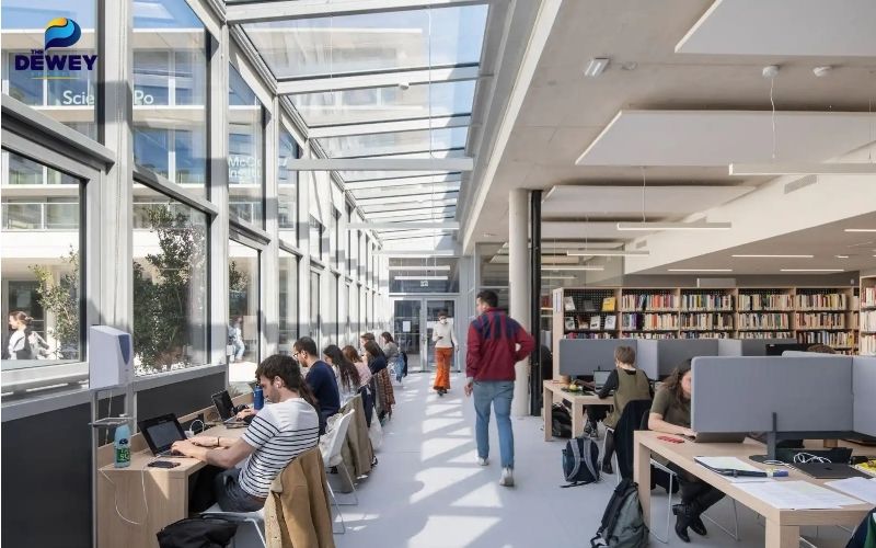 Sinh viên quốc tế tự học trong thư viện tại Sciences Po