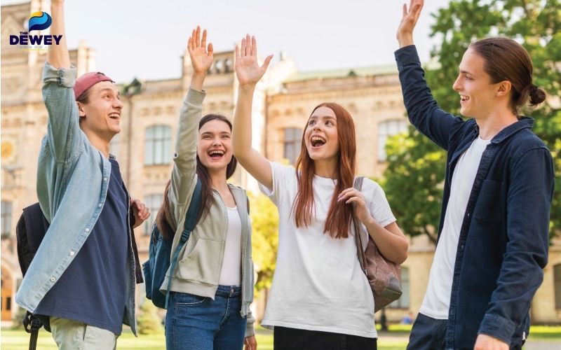 Sinh viên quốc tế tham gia chương trình học bổng kỳ hè tại một trường đại học Mỹ