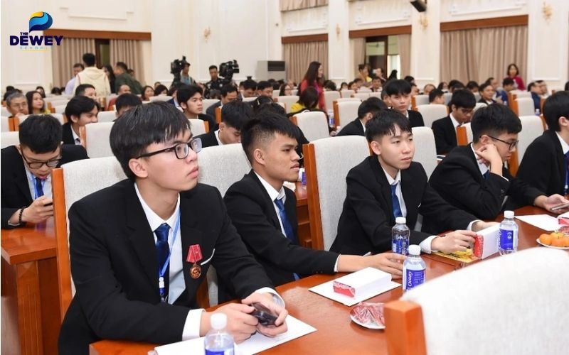 Sinh viên quốc tế trong buổi đào tạo về chương trình học bổng hè