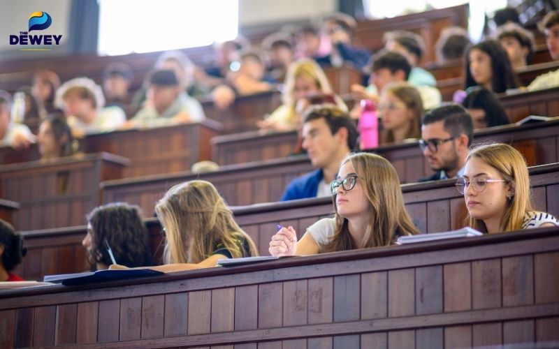 Sinh viên quốc tế trong ngày nhập học chương trình học bổng kỳ hè