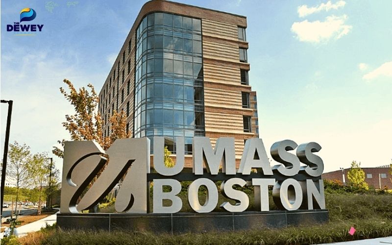 Khuôn viên mặt trước đại học MIT tại Cambridge, Massachusetts